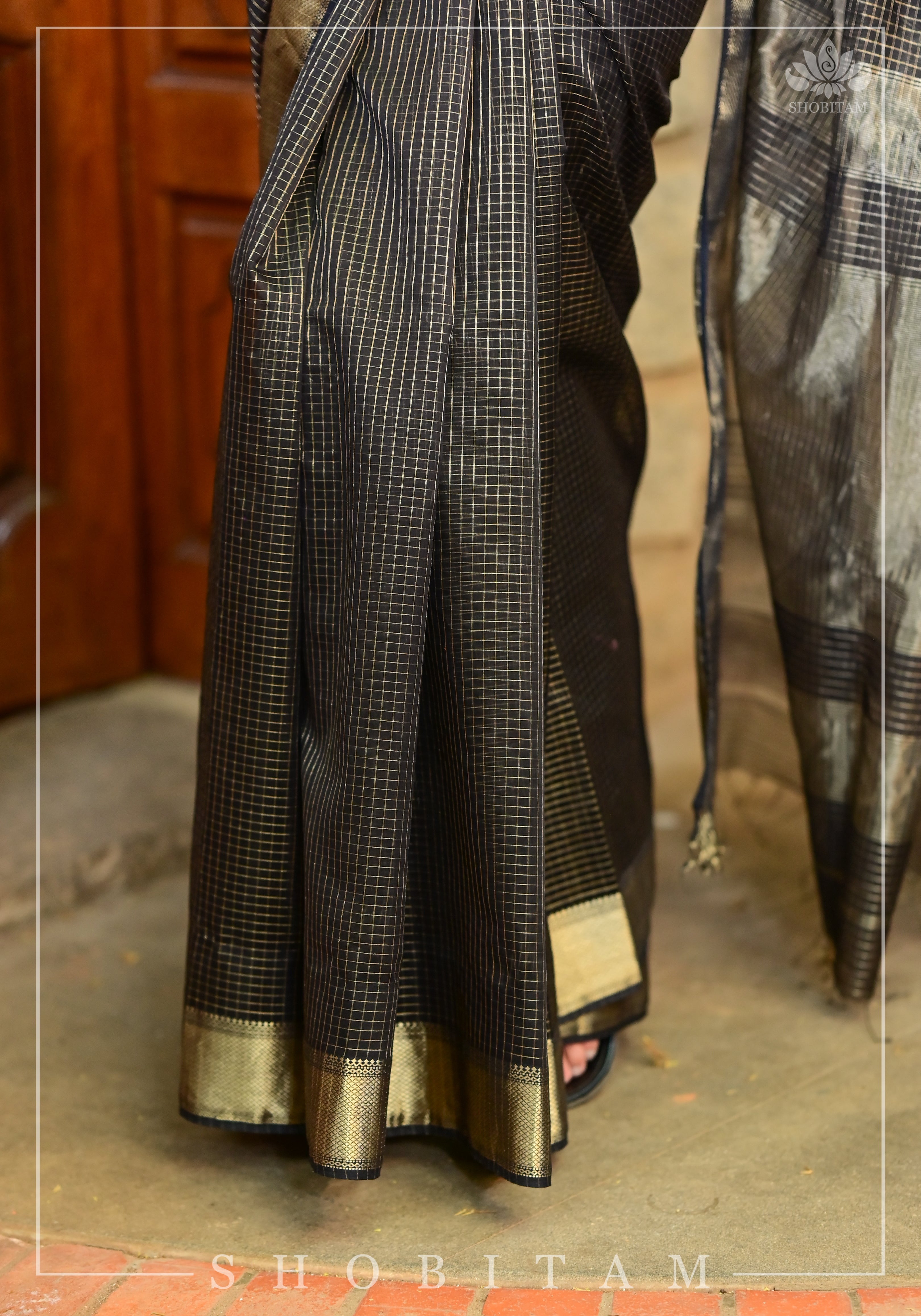 Black Handwoven Maheshwari Silk Cotton Zari Checks Saree